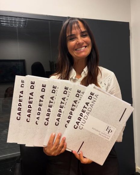 Cliente de la Familia Promizio con sus Carpetas de Ciudadanía